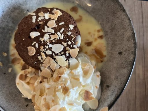 Fondant au chocolat maison et crème anglaise chantilly avec amandes effilées dorées