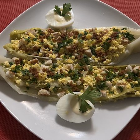 Deux demi poireaux mimosas recouverts d'une composition croutons grillés et jaune d'oeuf haché