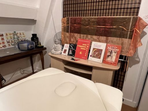La salle de massage et sa table adaptée