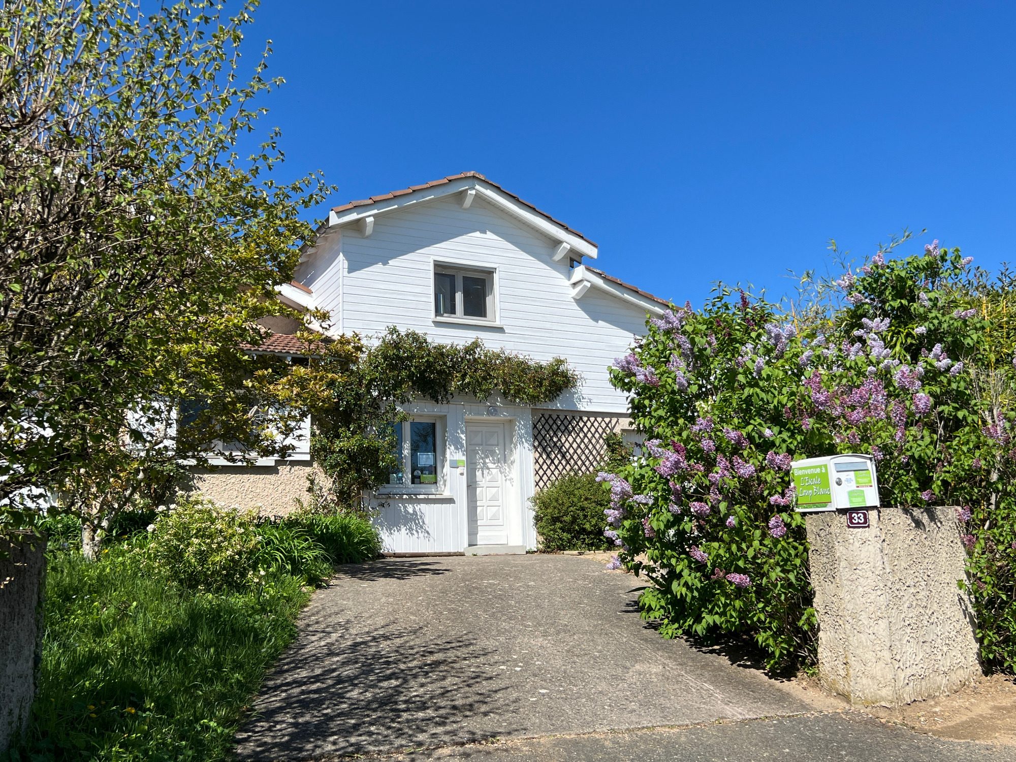 Vue sur la façade de la maison d'hôte