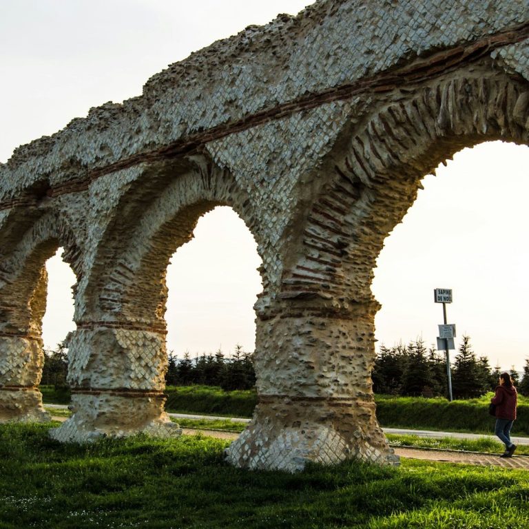 L'aqueduc du Gier à Chaponost, le plus long de France Voûtes de l'aqueduc du Gier, dans paysage verdoyant