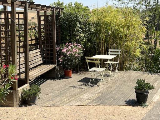 Terrasse en bois et végétation près de Goélette