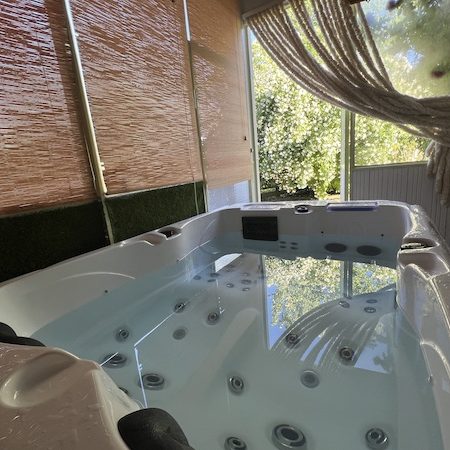 Spa en véranda face au seringat en fleurs, ambiance naturelle et détente carte cadeau détox à l'escale du loup blanc