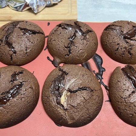 Gâteaux ceurs  fondants chocolat maison à la sortie du four 