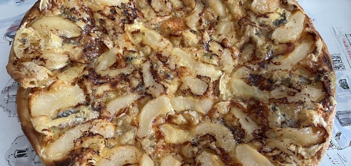 Tourte dorée aux lamelles de poires et fourme AOP de Montbrison fondue au four